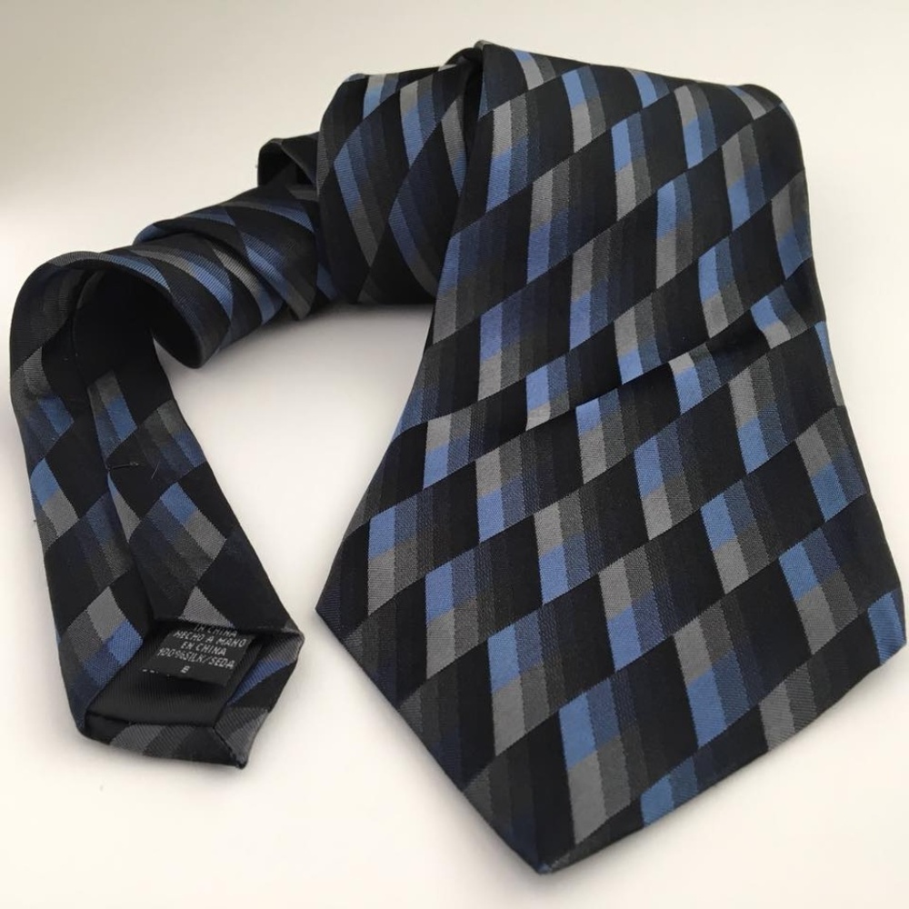 VanHeusen blue men's tie 100% Silk Neck tie